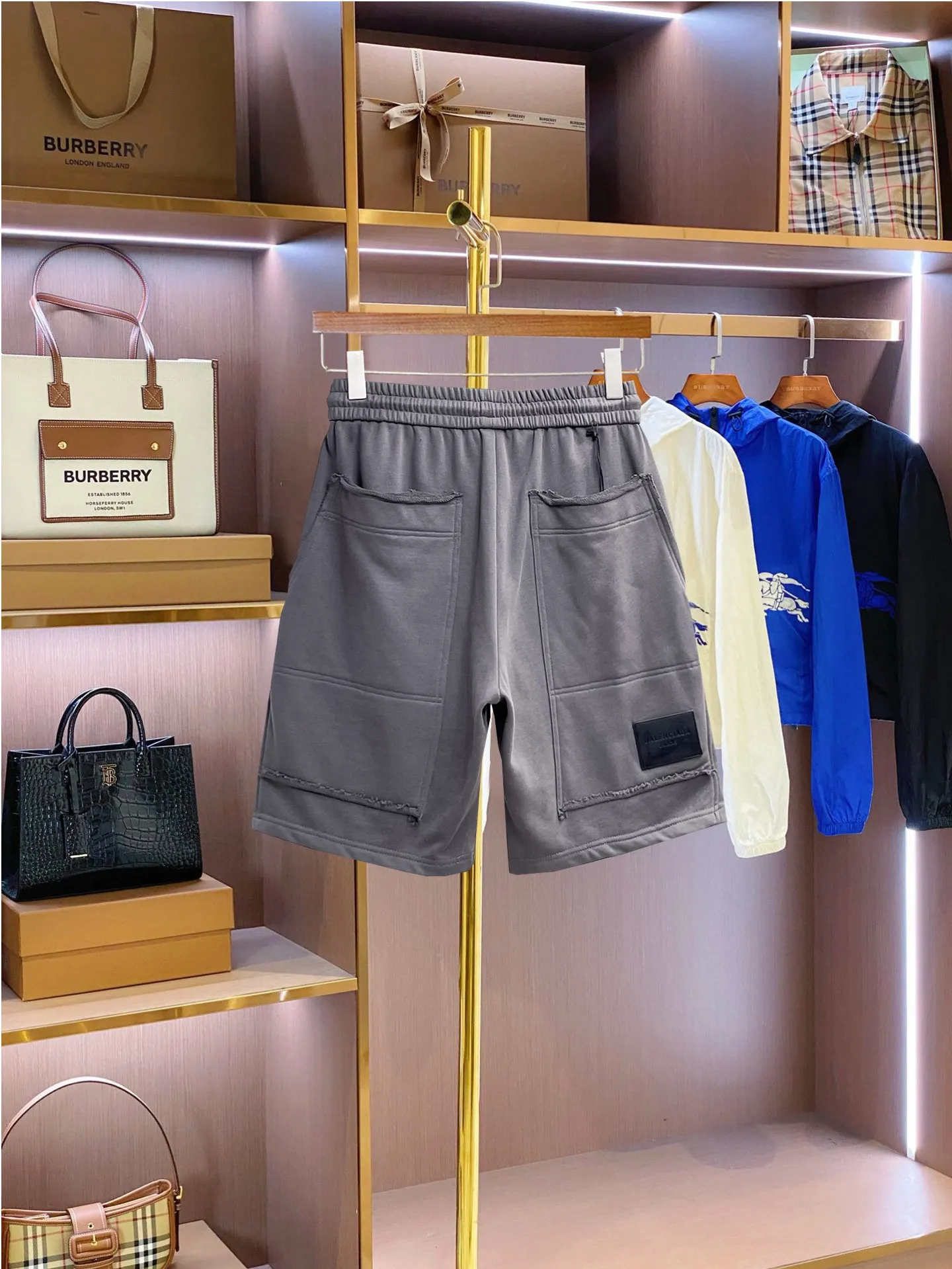 Balenciaga's three-standard complete 2026 summer New Arrival men's casual shorts, advanced custom-made Breathable fabric, Breathable fabric, extremely stretchy and comfortable, impeccable details, top-grade accessories, original logo design concept, delicate and soft feel! The upper body fit is awesome! Size: M-XXXL Please state your height and weight when ordering